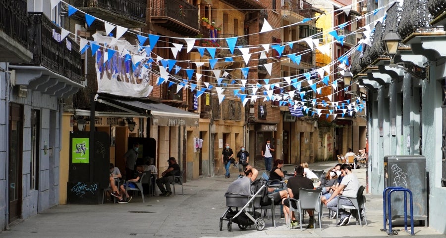 Seguidores de Errenteria, Lezo e Irun, entre otros, pintas las calles de los colores txuri urdin. 