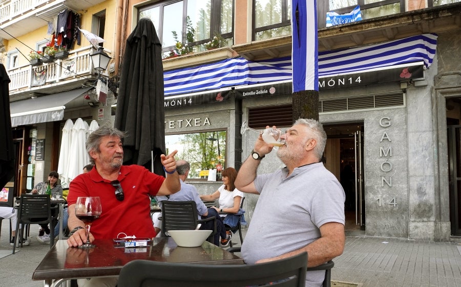 Seguidores de Errenteria, Lezo e Irun, entre otros, pintas las calles de los colores txuri urdin. 