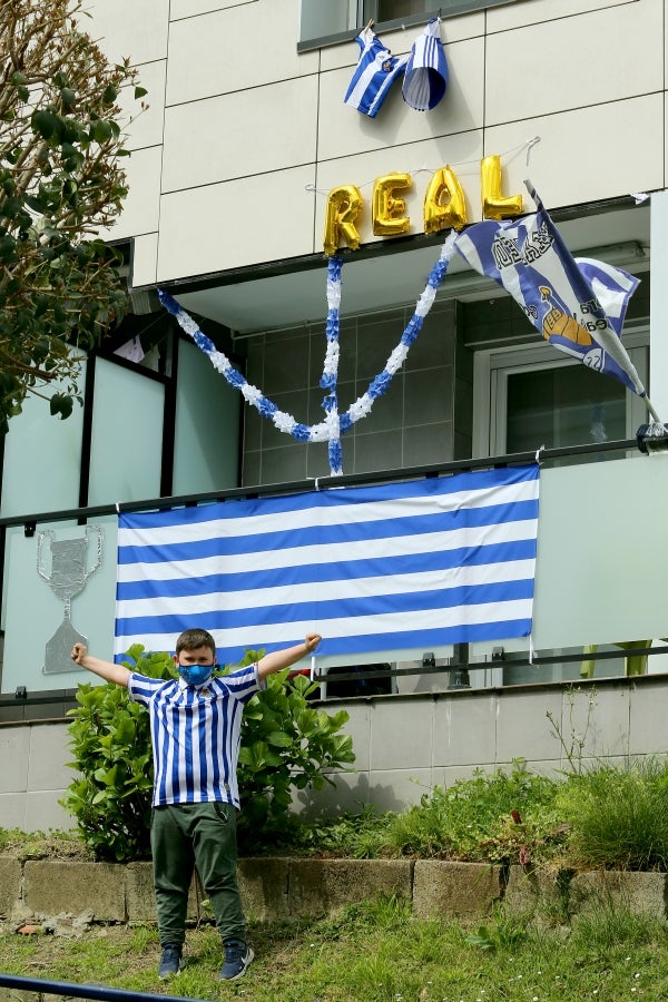 Seguidores de Errenteria, Lezo e Irun, entre otros, pintas las calles de los colores txuri urdin. 