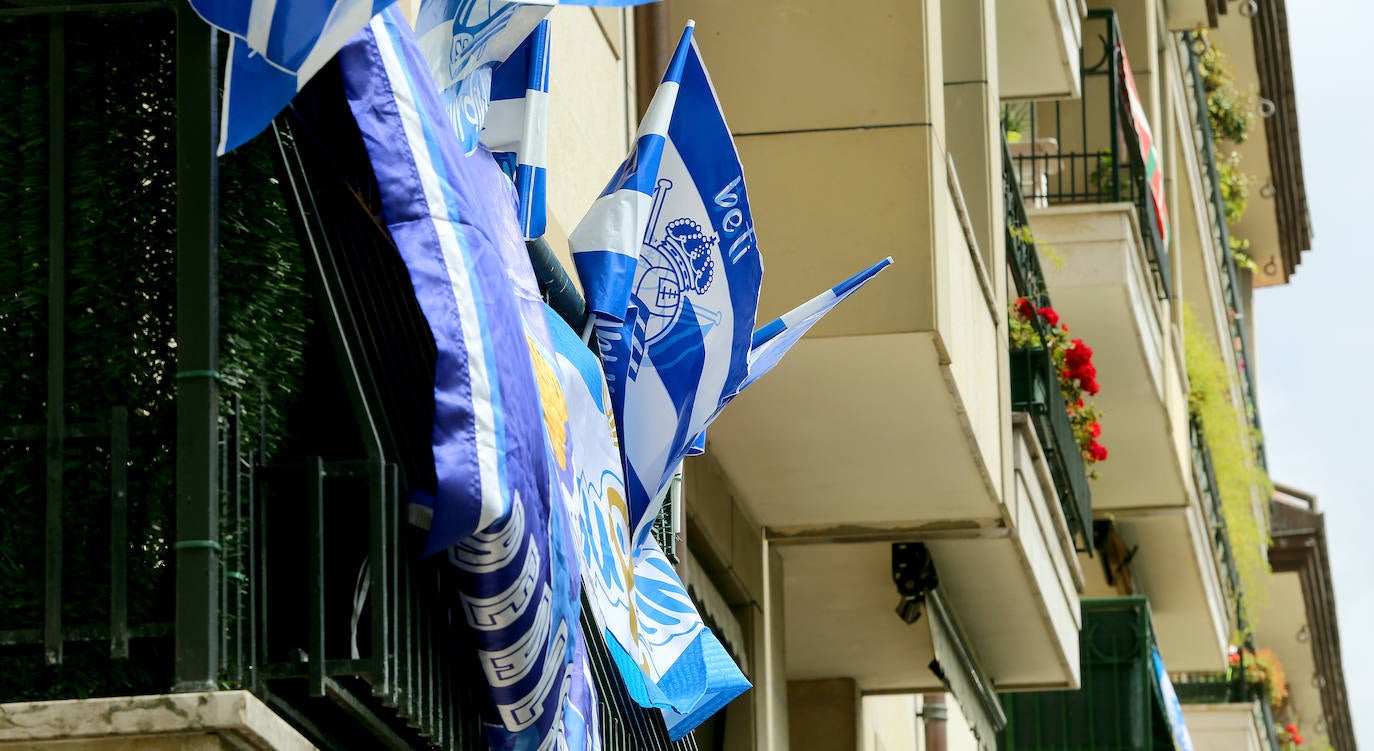 El domingo es txuri-urdin en Donostia.