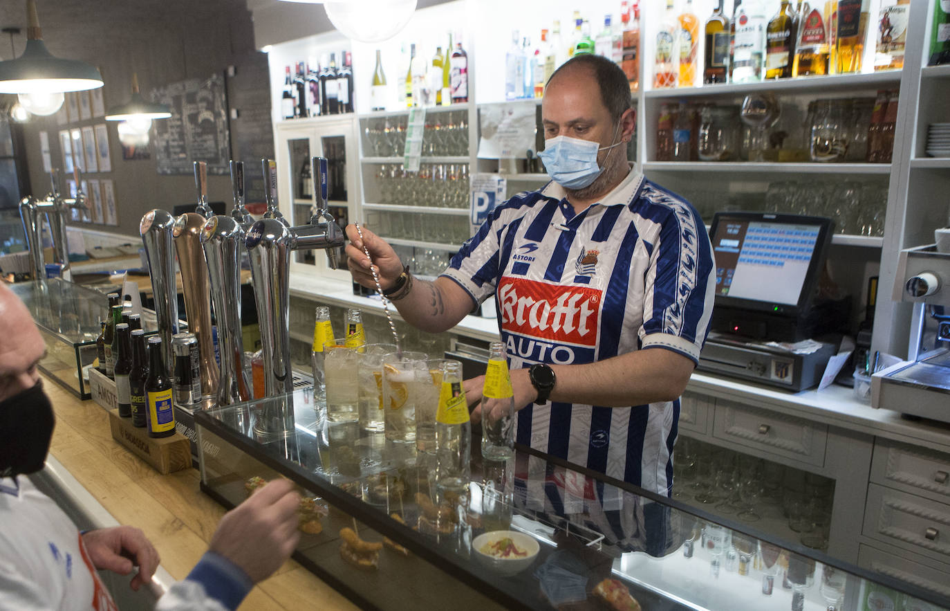 El domingo es txuri-urdin en Donostia.