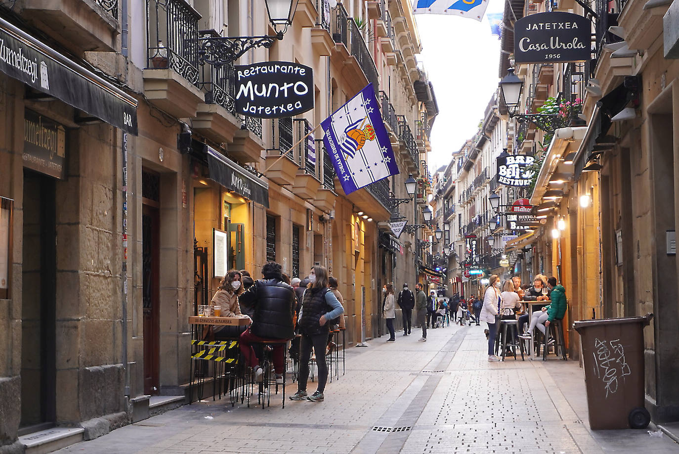 El domingo es txuri-urdin en Donostia.