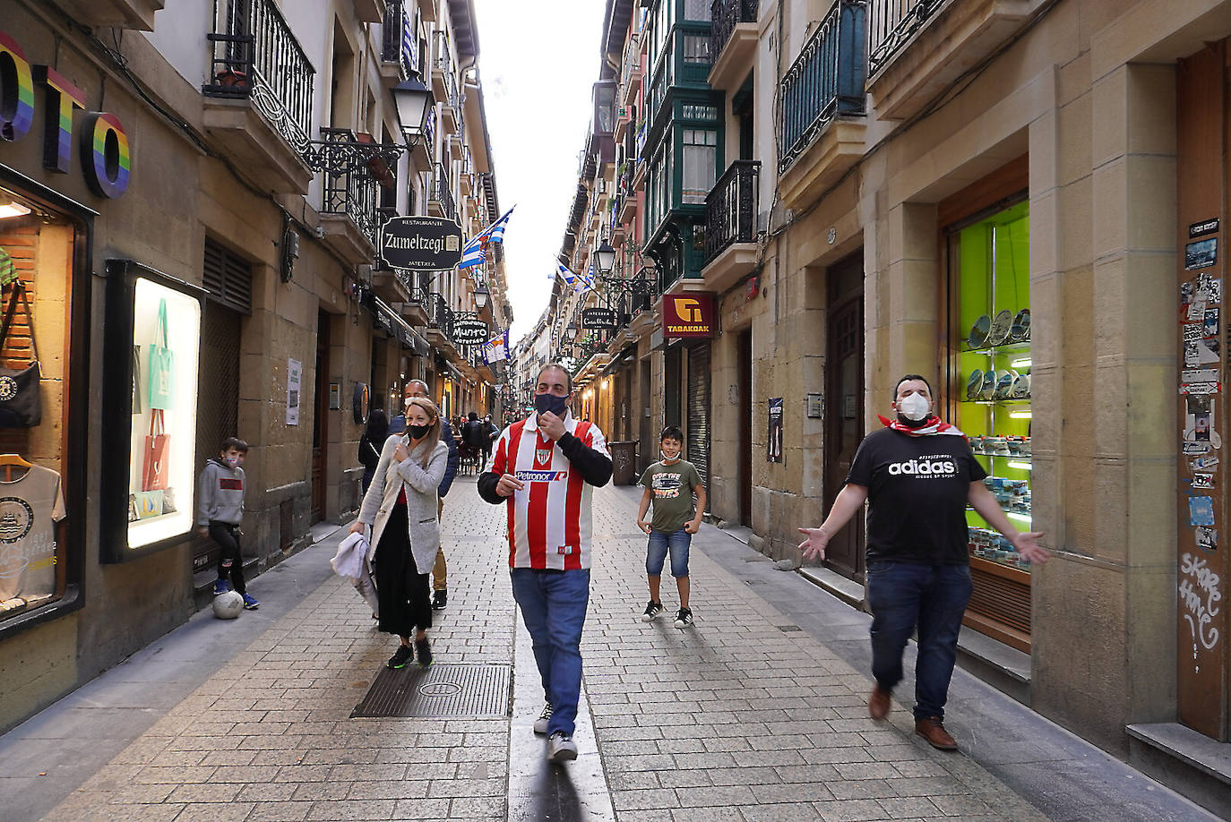 El domingo es txuri-urdin en Donostia.