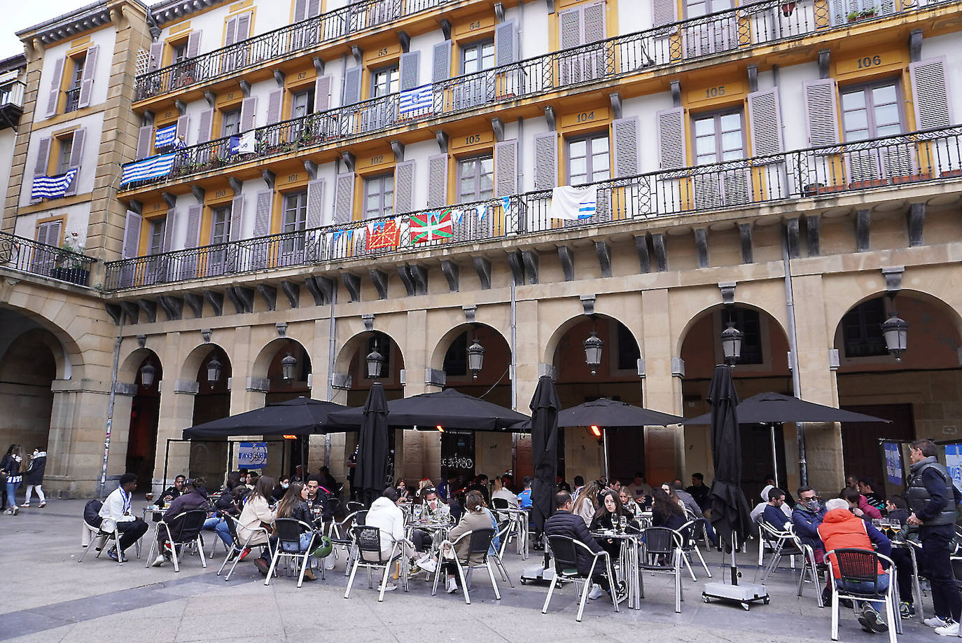 El domingo es txuri-urdin en Donostia.