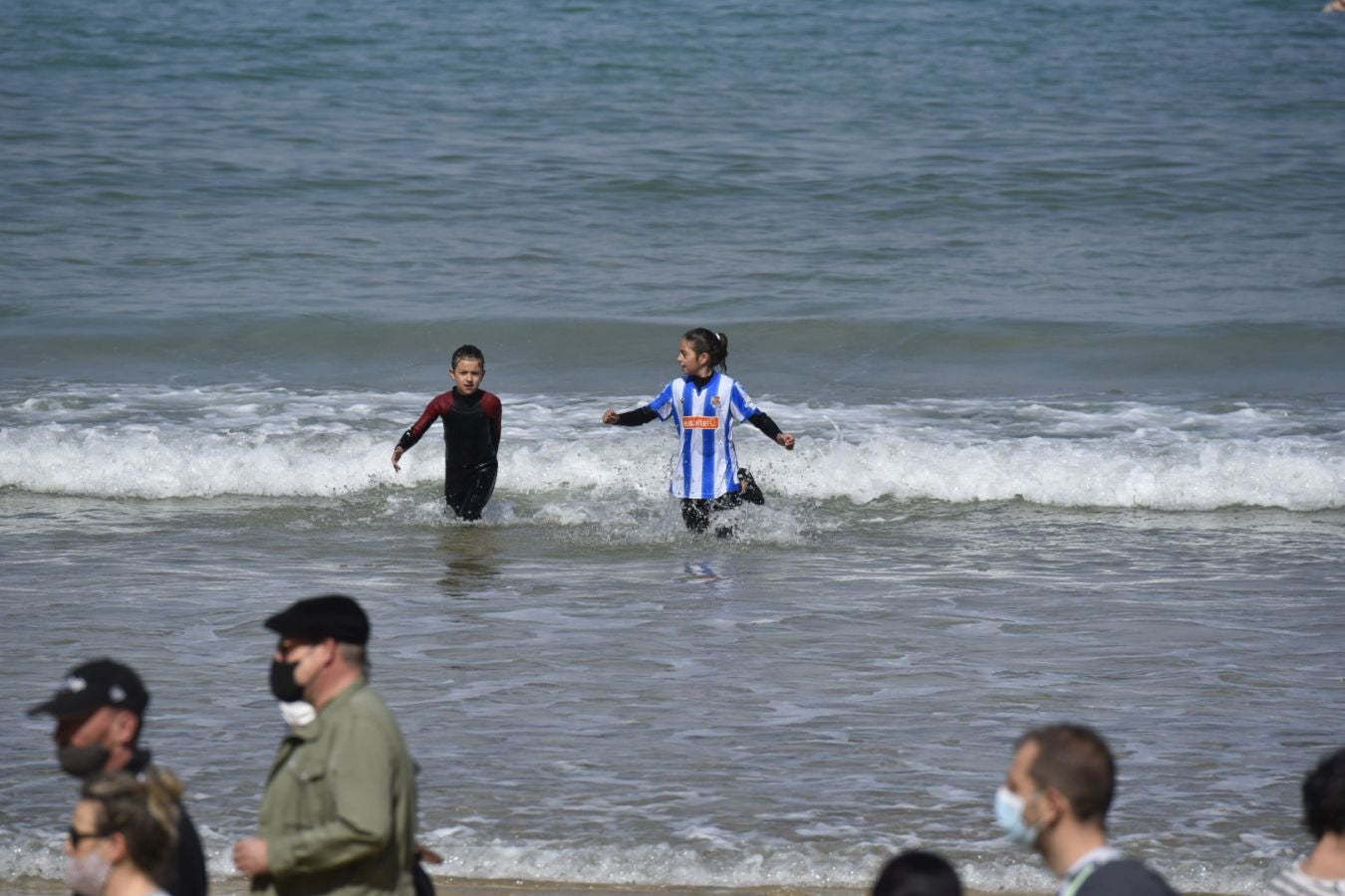 El domingo es txuri-urdin en Donostia.