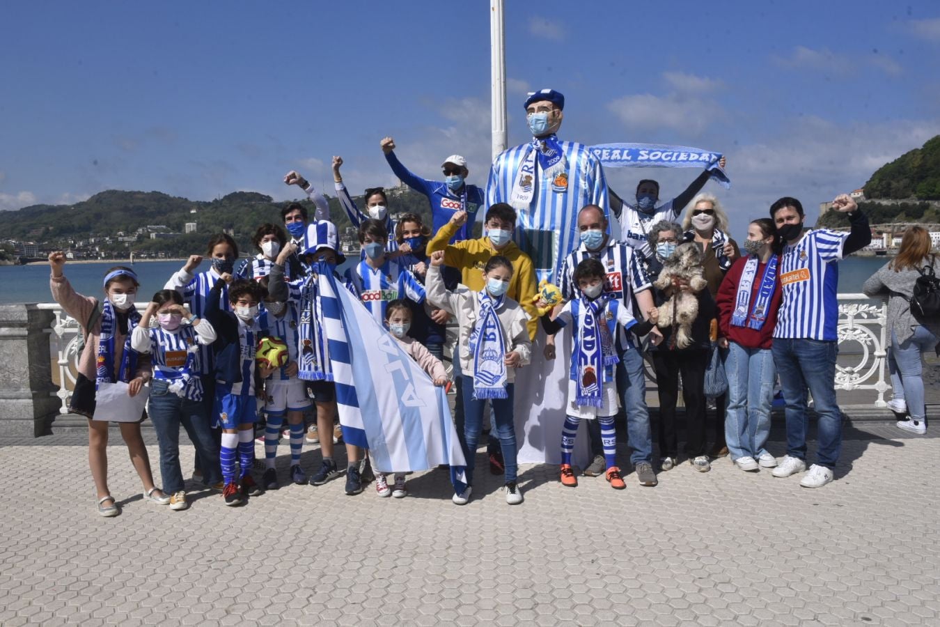 El domingo es txuri-urdin en Donostia.