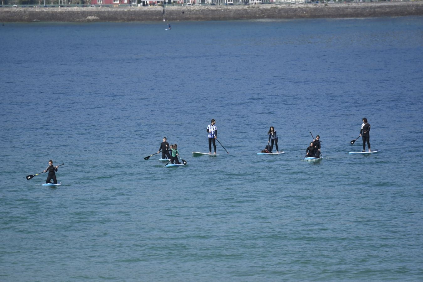 El domingo es txuri-urdin en Donostia.