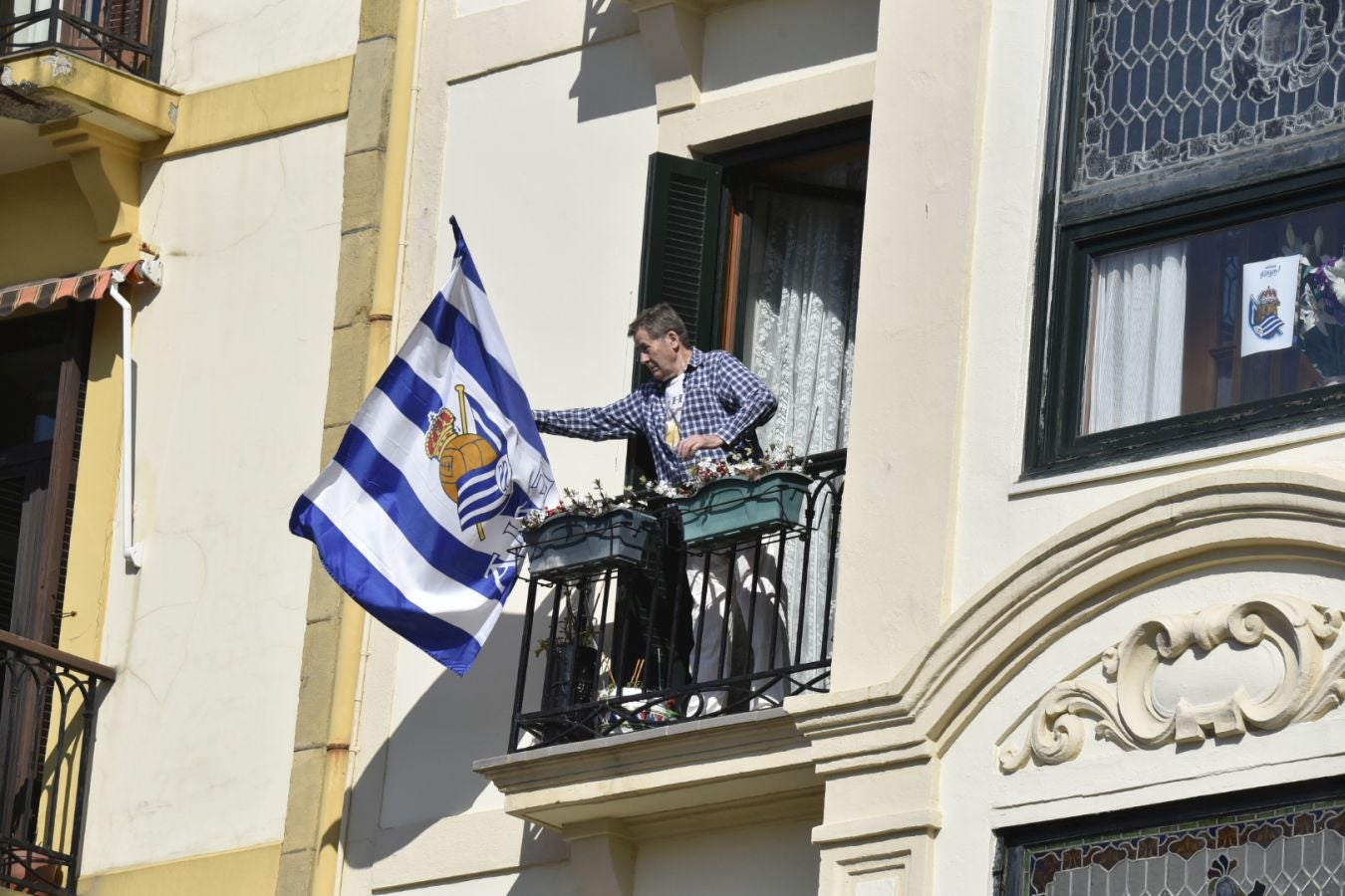 El domingo es txuri-urdin en Donostia.