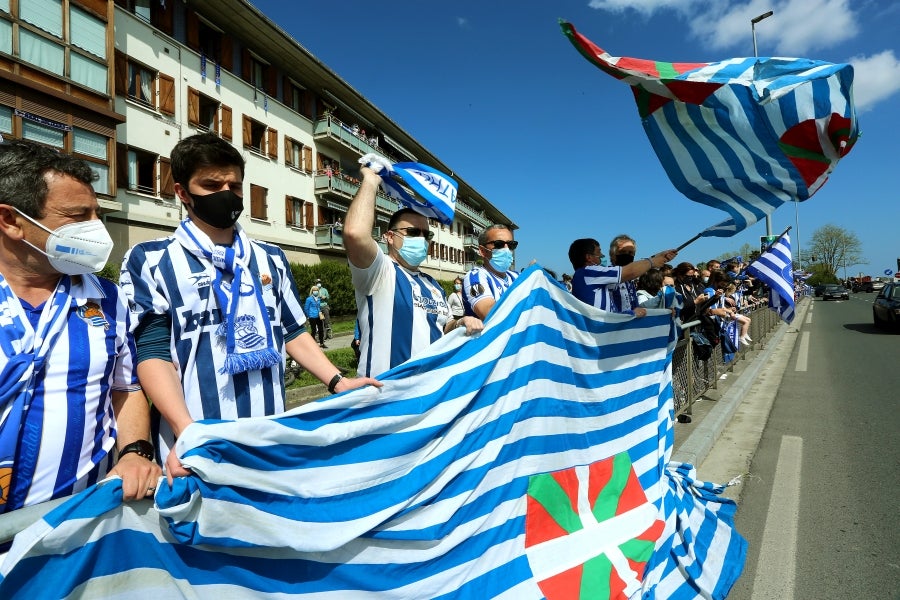 Los héroes han llegado al aeropuerto de Hondarribia en torno a las 14.5 horas. Los capitanes Asier Illarramendi y Mikel Oyarzabal han sido los encargados de trasladar la Copa a la llegada al territorio guipuzcoano. La afición ha querido recibirlos y ha acudido a las cercanías del aeropuerto para saludar a los jugadores. 