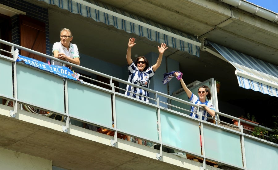 Los héroes han llegado al aeropuerto de Hondarribia en torno a las 14.5 horas. Los capitanes Asier Illarramendi y Mikel Oyarzabal han sido los encargados de trasladar la Copa a la llegada al territorio guipuzcoano. La afición ha querido recibirlos y ha acudido a las cercanías del aeropuerto para saludar a los jugadores. 