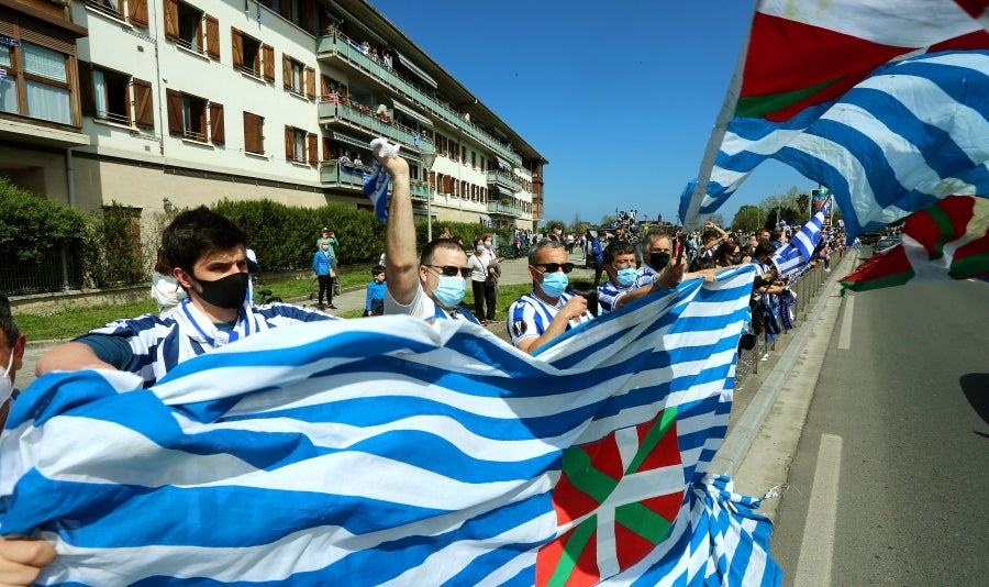 Los héroes han llegado al aeropuerto de Hondarribia en torno a las 14.5 horas. Los capitanes Asier Illarramendi y Mikel Oyarzabal han sido los encargados de trasladar la Copa a la llegada al territorio guipuzcoano. La afición ha querido recibirlos y ha acudido a las cercanías del aeropuerto para saludar a los jugadores. 