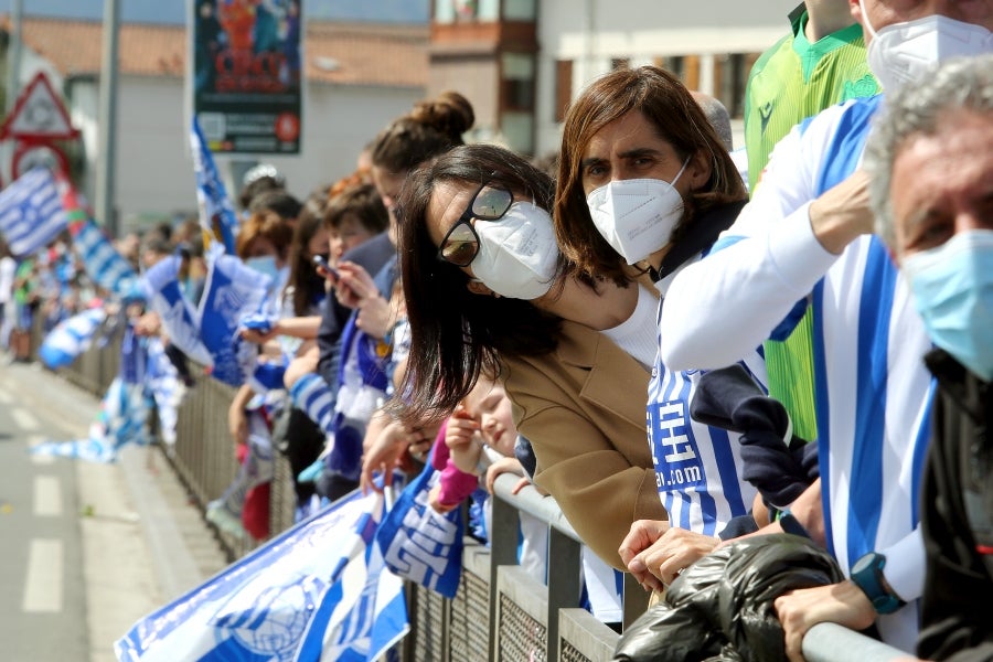 Los héroes han llegado al aeropuerto de Hondarribia en torno a las 14.5 horas. Los capitanes Asier Illarramendi y Mikel Oyarzabal han sido los encargados de trasladar la Copa a la llegada al territorio guipuzcoano. La afición ha querido recibirlos y ha acudido a las cercanías del aeropuerto para saludar a los jugadores. 