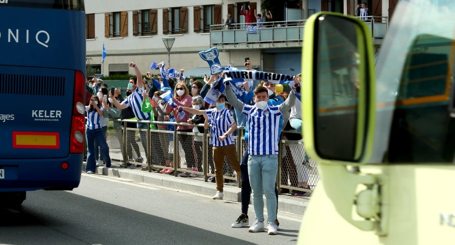 Los héroes han llegado al aeropuerto de Hondarribia en torno a las 14.5 horas. Los capitanes Asier Illarramendi y Mikel Oyarzabal han sido los encargados de trasladar la Copa a la llegada al territorio guipuzcoano. La afición ha querido recibirlos y ha acudido a las cercanías del aeropuerto para saludar a los jugadores. 