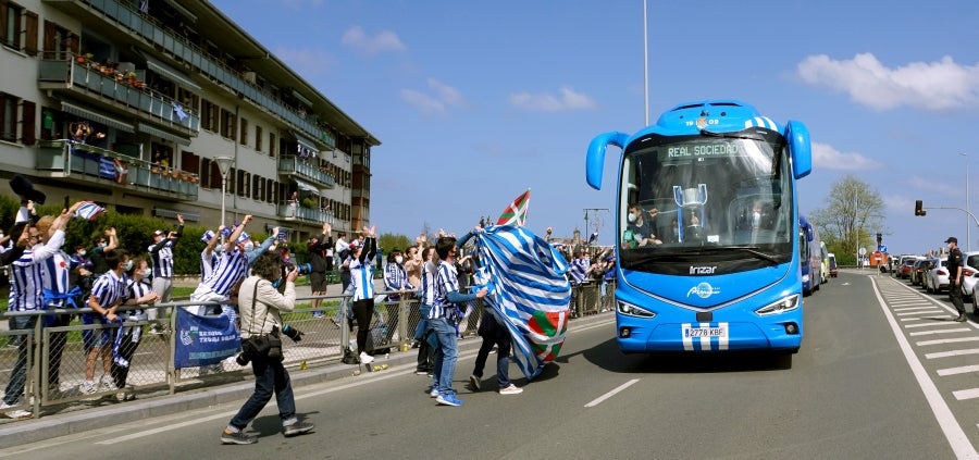 Los héroes han llegado al aeropuerto de Hondarribia en torno a las 14.5 horas. Los capitanes Asier Illarramendi y Mikel Oyarzabal han sido los encargados de trasladar la Copa a la llegada al territorio guipuzcoano. La afición ha querido recibirlos y ha acudido a las cercanías del aeropuerto para saludar a los jugadores. 