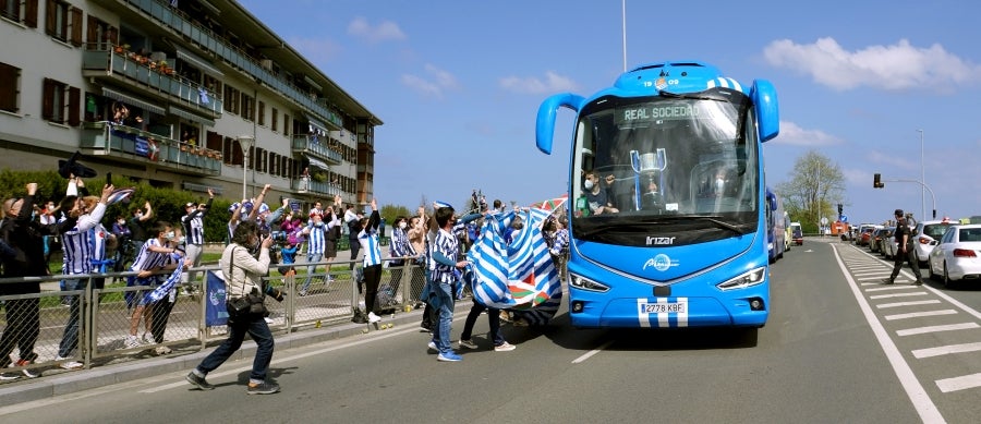 Los héroes han llegado al aeropuerto de Hondarribia en torno a las 14.5 horas. Los capitanes Asier Illarramendi y Mikel Oyarzabal han sido los encargados de trasladar la Copa a la llegada al territorio guipuzcoano. La afición ha querido recibirlos y ha acudido a las cercanías del aeropuerto para saludar a los jugadores. 