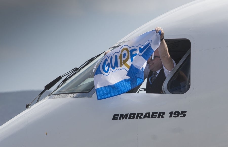 Los héroes han llegado al aeropuerto de Hondarribia en torno a las 14.5 horas. Los capitanes Asier Illarramendi y Mikel Oyarzabal han sido los encargados de trasladar la Copa a la llegada al territorio guipuzcoano. 