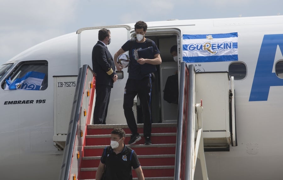 Los héroes han llegado al aeropuerto de Hondarribia en torno a las 14.5 horas. Los capitanes Asier Illarramendi y Mikel Oyarzabal han sido los encargados de trasladar la Copa a la llegada al territorio guipuzcoano. 