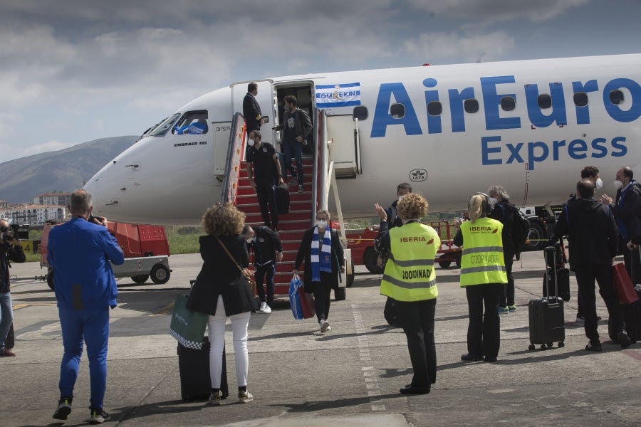 Los héroes han llegado al aeropuerto de Hondarribia en torno a las 14.5 horas. Los capitanes Asier Illarramendi y Mikel Oyarzabal han sido los encargados de trasladar la Copa a la llegada al territorio guipuzcoano. 