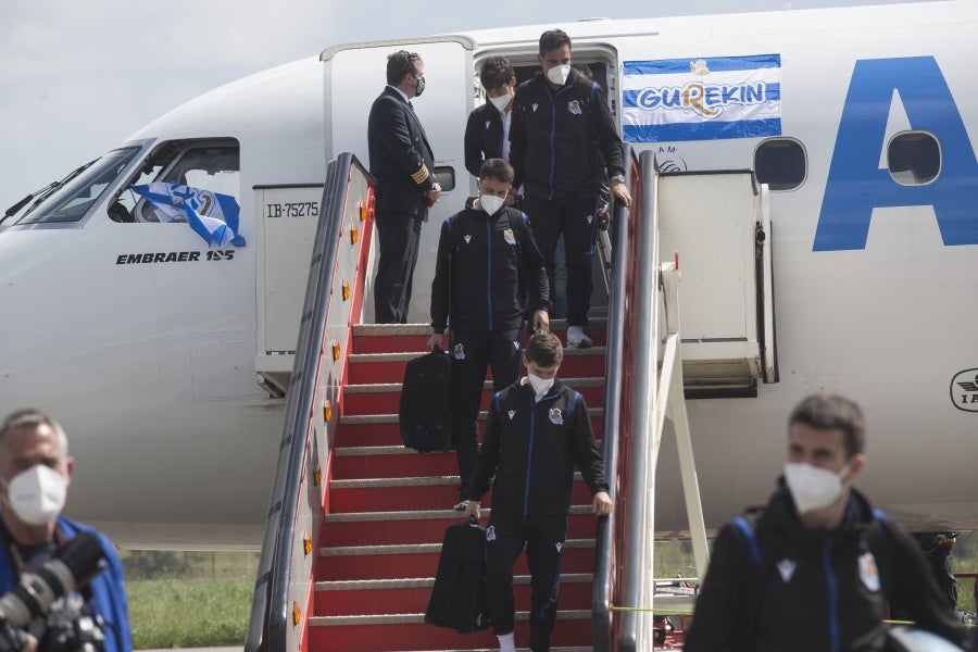 Los héroes han llegado al aeropuerto de Hondarribia en torno a las 14.5 horas. Los capitanes Asier Illarramendi y Mikel Oyarzabal han sido los encargados de trasladar la Copa a la llegada al territorio guipuzcoano. 