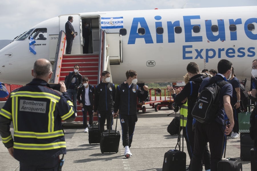 Los héroes han llegado al aeropuerto de Hondarribia en torno a las 14.5 horas. Los capitanes Asier Illarramendi y Mikel Oyarzabal han sido los encargados de trasladar la Copa a la llegada al territorio guipuzcoano. 