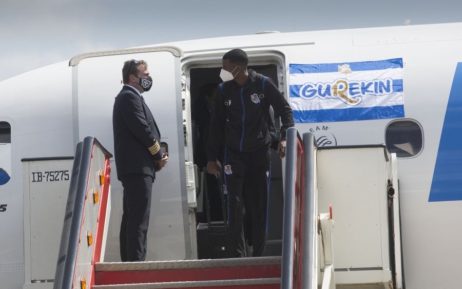 Los héroes han llegado al aeropuerto de Hondarribia en torno a las 14.5 horas. Los capitanes Asier Illarramendi y Mikel Oyarzabal han sido los encargados de trasladar la Copa a la llegada al territorio guipuzcoano. 