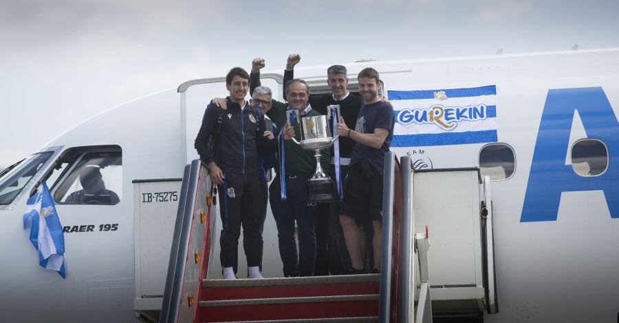 Los héroes han llegado al aeropuerto de Hondarribia en torno a las 14.5 horas. Los capitanes Asier Illarramendi y Mikel Oyarzabal han sido los encargados de trasladar la Copa a la llegada al territorio guipuzcoano. 