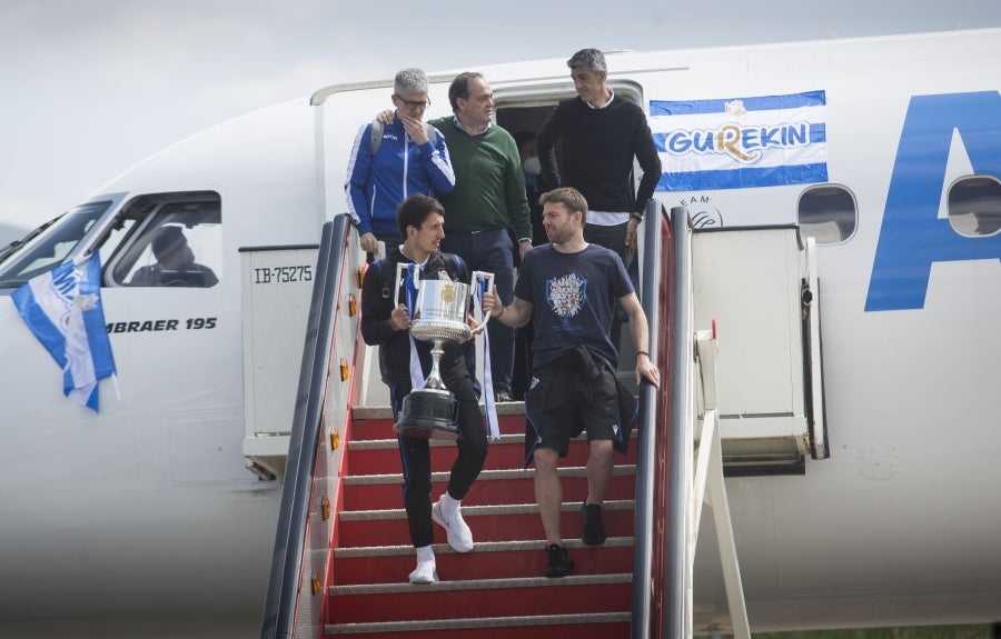 Los héroes han llegado al aeropuerto de Hondarribia en torno a las 14.5 horas. Los capitanes Asier Illarramendi y Mikel Oyarzabal han sido los encargados de trasladar la Copa a la llegada al territorio guipuzcoano. 