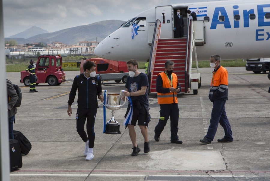 Los héroes han llegado al aeropuerto de Hondarribia en torno a las 14.5 horas. Los capitanes Asier Illarramendi y Mikel Oyarzabal han sido los encargados de trasladar la Copa a la llegada al territorio guipuzcoano. 