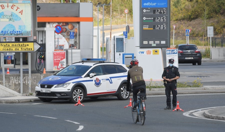 Los jugadores de la Real se han desplazado a Zubieta con la Copa. Tras la llegada de los autobuses txuri-urdin la Ertzaintza ha comenzado a disolver a la multitud que se ha concentrado alrededor de la rotonda de Bugati. Los aficionados se han acercado hasta las inmediaciones de Zubieta para mostrar su agradecimiento a los campeones de Copa.