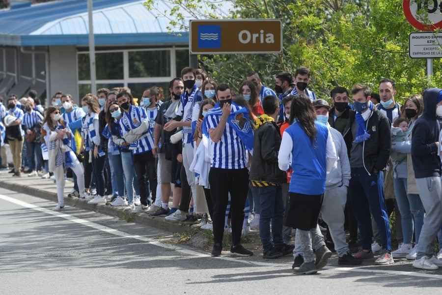 Los jugadores de la Real se han desplazado a Zubieta con la Copa. Tras la llegada de los autobuses txuri-urdin la Ertzaintza ha comenzado a disolver a la multitud que se ha concentrado alrededor de la rotonda de Bugati. Los aficionados se han acercado hasta las inmediaciones de Zubieta para mostrar su agradecimiento a los campeones de Copa.