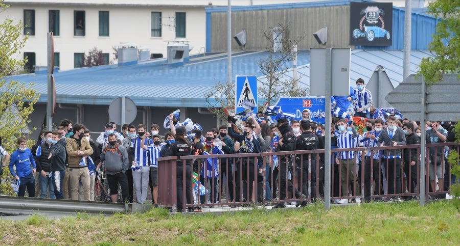 Los jugadores de la Real se han desplazado a Zubieta con la Copa. Tras la llegada de los autobuses txuri-urdin la Ertzaintza ha comenzado a disolver a la multitud que se ha concentrado alrededor de la rotonda de Bugati. Los aficionados se han acercado hasta las inmediaciones de Zubieta para mostrar su agradecimiento a los campeones de Copa.