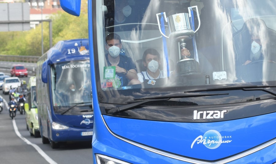 Los jugadores de la Real se han desplazado a Zubieta con la Copa. Tras la llegada de los autobuses txuri-urdin la Ertzaintza ha comenzado a disolver a la multitud que se ha concentrado alrededor de la rotonda de Bugati. Los aficionados se han acercado hasta las inmediaciones de Zubieta para mostrar su agradecimiento a los campeones de Copa.