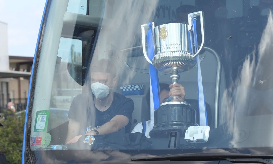 Los jugadores de la Real se han desplazado a Zubieta con la Copa. Tras la llegada de los autobuses txuri-urdin la Ertzaintza ha comenzado a disolver a la multitud que se ha concentrado alrededor de la rotonda de Bugati. Los aficionados se han acercado hasta las inmediaciones de Zubieta para mostrar su agradecimiento a los campeones de Copa.