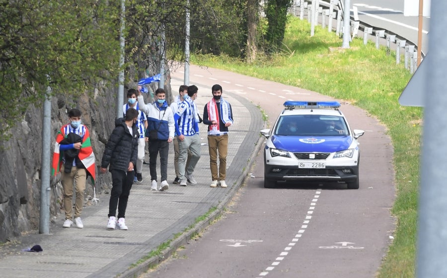 Los jugadores de la Real se han desplazado a Zubieta con la Copa. Tras la llegada de los autobuses txuri-urdin la Ertzaintza ha comenzado a disolver a la multitud que se ha concentrado alrededor de la rotonda de Bugati. Los aficionados se han acercado hasta las inmediaciones de Zubieta para mostrar su agradecimiento a los campeones de Copa.