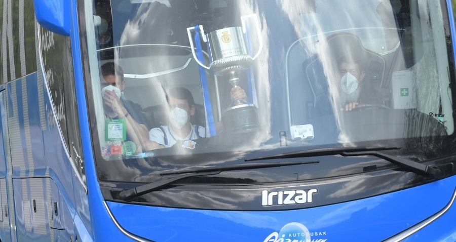Los jugadores de la Real se han desplazado a Zubieta con la Copa. Tras la llegada de los autobuses txuri-urdin la Ertzaintza ha comenzado a disolver a la multitud que se ha concentrado alrededor de la rotonda de Bugati. Los aficionados se han acercado hasta las inmediaciones de Zubieta para mostrar su agradecimiento a los campeones de Copa.
