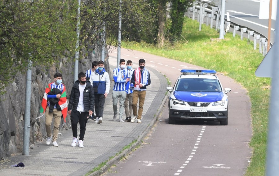 Los jugadores de la Real se han desplazado a Zubieta con la Copa. Tras la llegada de los autobuses txuri-urdin la Ertzaintza ha comenzado a disolver a la multitud que se ha concentrado alrededor de la rotonda de Bugati. Los aficionados se han acercado hasta las inmediaciones de Zubieta para mostrar su agradecimiento a los campeones de Copa.