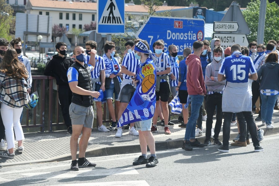 Los jugadores de la Real se han desplazado a Zubieta con la Copa. Tras la llegada de los autobuses txuri-urdin la Ertzaintza ha comenzado a disolver a la multitud que se ha concentrado alrededor de la rotonda de Bugati. Los aficionados se han acercado hasta las inmediaciones de Zubieta para mostrar su agradecimiento a los campeones de Copa.