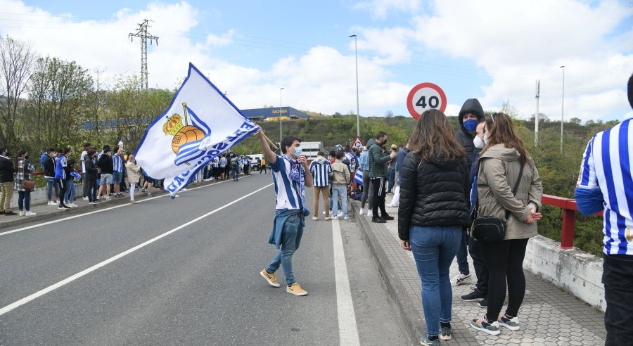 Los jugadores de la Real se han desplazado a Zubieta con la Copa. Tras la llegada de los autobuses txuri-urdin la Ertzaintza ha comenzado a disolver a la multitud que se ha concentrado alrededor de la rotonda de Bugati. Los aficionados se han acercado hasta las inmediaciones de Zubieta para mostrar su agradecimiento a los campeones de Copa.