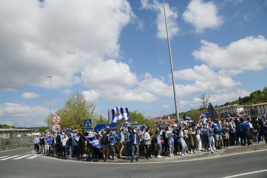 Los jugadores de la Real se han desplazado a Zubieta con la Copa. Tras la llegada de los autobuses txuri-urdin la Ertzaintza ha comenzado a disolver a la multitud que se ha concentrado alrededor de la rotonda de Bugati. Los aficionados se han acercado hasta las inmediaciones de Zubieta para mostrar su agradecimiento a los campeones de Copa.