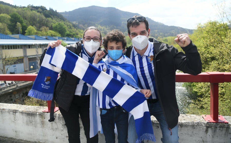 Los jugadores de la Real se han desplazado a Zubieta con la Copa. Tras la llegada de los autobuses txuri-urdin la Ertzaintza ha comenzado a disolver a la multitud que se ha concentrado alrededor de la rotonda de Bugati. Los aficionados se han acercado hasta las inmediaciones de Zubieta para mostrar su agradecimiento a los campeones de Copa.