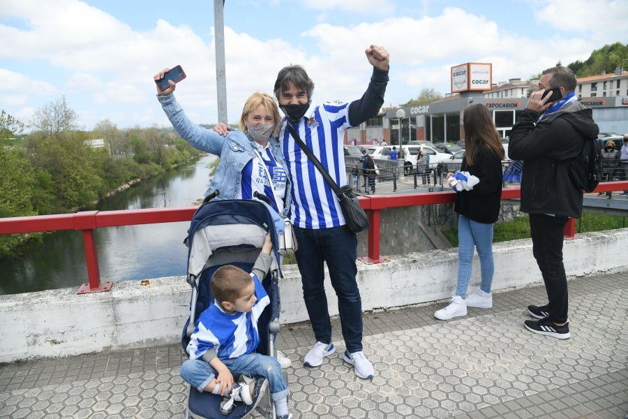 Los jugadores de la Real se han desplazado a Zubieta con la Copa. Tras la llegada de los autobuses txuri-urdin la Ertzaintza ha comenzado a disolver a la multitud que se ha concentrado alrededor de la rotonda de Bugati. Los aficionados se han acercado hasta las inmediaciones de Zubieta para mostrar su agradecimiento a los campeones de Copa.