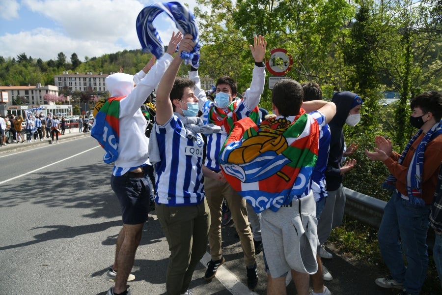 Los jugadores de la Real se han desplazado a Zubieta con la Copa. Tras la llegada de los autobuses txuri-urdin la Ertzaintza ha comenzado a disolver a la multitud que se ha concentrado alrededor de la rotonda de Bugati. Los aficionados se han acercado hasta las inmediaciones de Zubieta para mostrar su agradecimiento a los campeones de Copa.