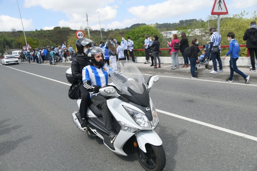Los jugadores de la Real se han desplazado a Zubieta con la Copa. Tras la llegada de los autobuses txuri-urdin la Ertzaintza ha comenzado a disolver a la multitud que se ha concentrado alrededor de la rotonda de Bugati. Los aficionados se han acercado hasta las inmediaciones de Zubieta para mostrar su agradecimiento a los campeones de Copa.