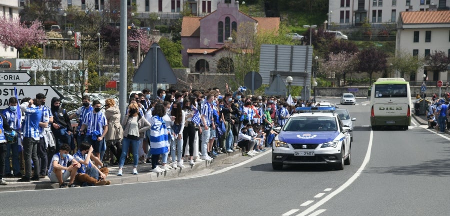 Los jugadores de la Real se han desplazado a Zubieta con la Copa. Tras la llegada de los autobuses txuri-urdin la Ertzaintza ha comenzado a disolver a la multitud que se ha concentrado alrededor de la rotonda de Bugati. Los aficionados se han acercado hasta las inmediaciones de Zubieta para mostrar su agradecimiento a los campeones de Copa.