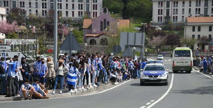 Los jugadores de la Real se han desplazado a Zubieta con la Copa. Tras la llegada de los autobuses txuri-urdin la Ertzaintza ha comenzado a disolver a la multitud que se ha concentrado alrededor de la rotonda de Bugati. Los aficionados se han acercado hasta las inmediaciones de Zubieta para mostrar su agradecimiento a los campeones de Copa.
