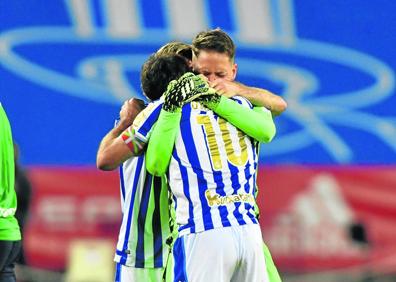 Imagen secundaria 1 - Los jugadores celebran la victoria 