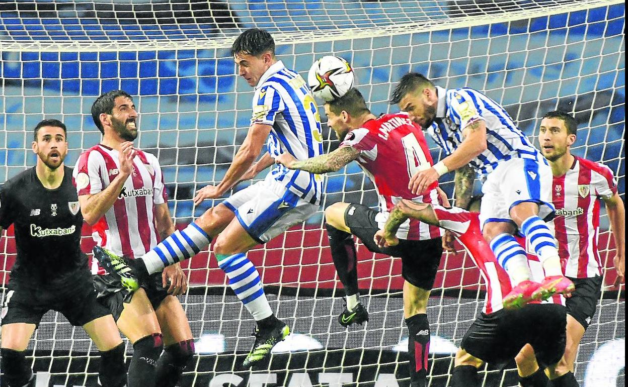 Un balón disputado en el área del Athletic. 