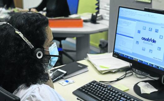 Cientos de personas trabajan en los call center de Salud dando citas o resolviendo dudas sobre los sueros inyectables