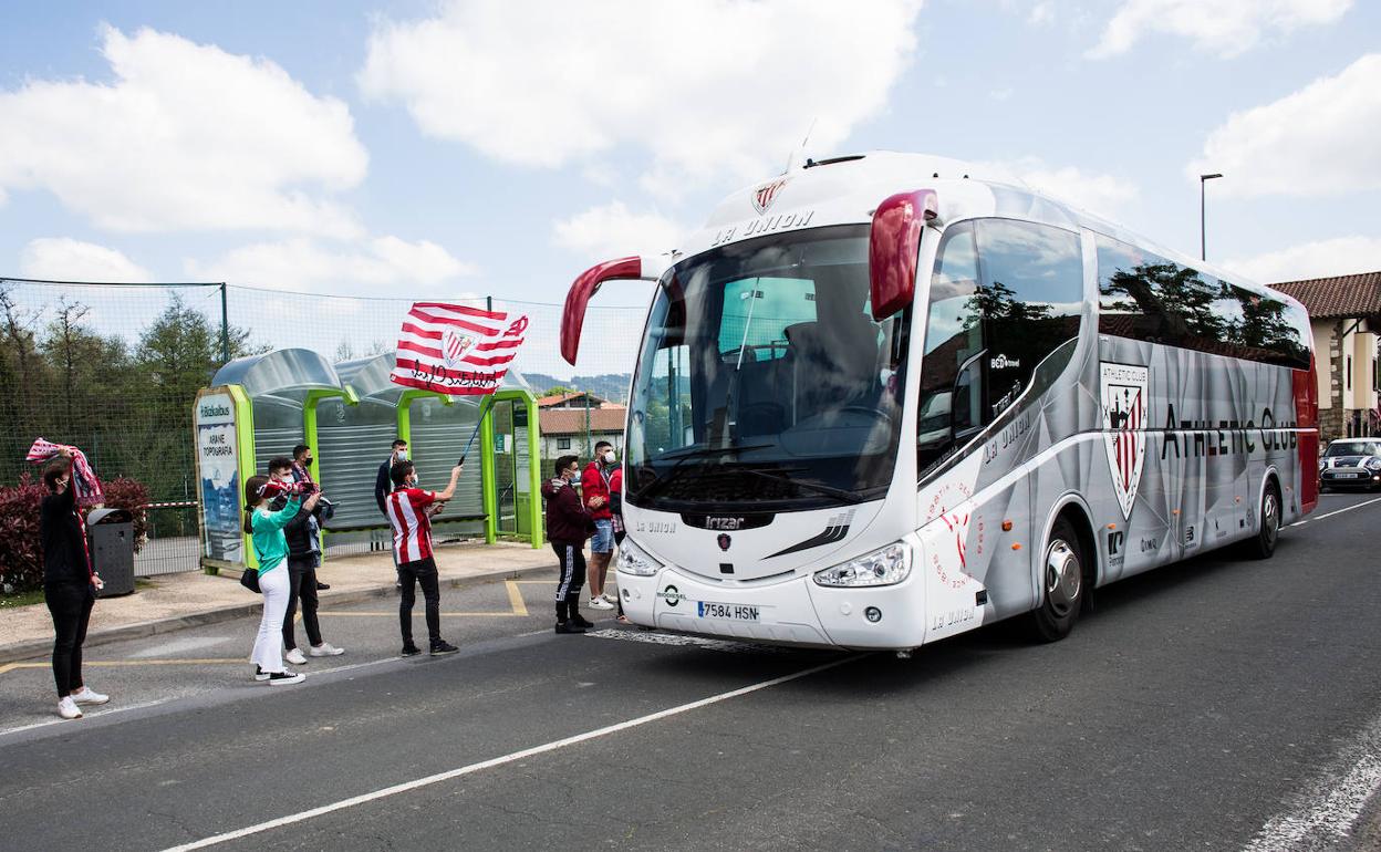 El autobús del Athletic camino a Lezama esta mañana. 