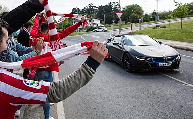 Imagen principal - La llegada del Athletic a Bizkaia. 